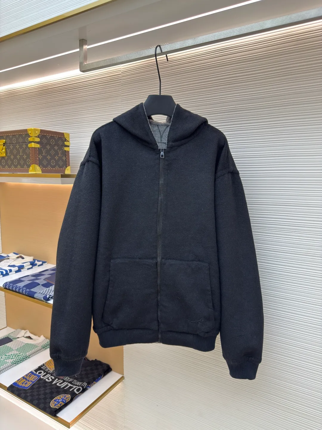 LOUIS VUITTON double-sided woolen jacket with circle pattern ●Authentic product: Purchased and developed for 26900 ●Item number: 1680116-F05 ●Fabric: wool fabric ●Technology: Made by positioning cutting machine ●Version: fitted version ●Weight: about 1200 grams ●Size: 44-446-48-50 ●Description: The fabric is made of semi-worsted double-sided woolen fabric, with 100% wool content. It uses custom-spun floral gray wool yarn. It uses a rapier machine to weave the gray cloth. It has a single-sided yarn-dyed jacquard large circle pattern, and the bottom side is completely woven in black. Multiple pattern making consumes raw materials. Measure the pattern shrinkage, adjust the pattern size of the gray fabric, and ensure the stitching of the finished fabric. After washing the woolen wool, the pattern is the same size as the Y version. The front panel is hand-cut with restored flowers, and the restored flowers are taken from a single piece for the pockets. The black side pockets are embroidered with a small logo using a Tajima embroidery machine imported from Japan. The small hardware logo is stamped on the back collar hanging clothesline, and the wool blended yarn is used to weave ribs in the opposite color on a horizontal lengthening loom. The overall wiring is straight and delicate, the fabric is comfortable and soft, and the color is consistent without color difference. It can be matched with the same style to create a fashionable look and control various occasions. Customized accessories, complete with three standards, same style for men and women!